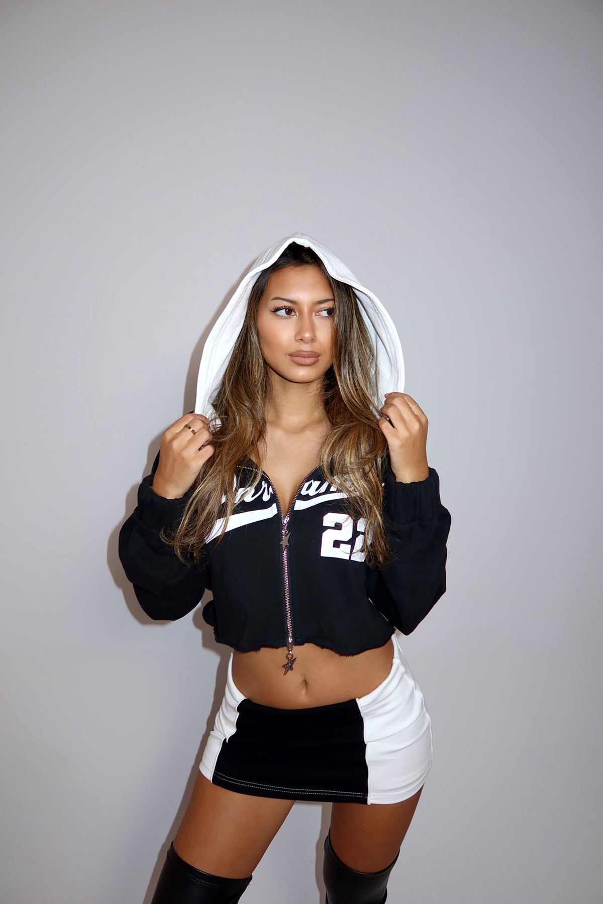 CLUB22 CROPPED ZIP HOODIE - BLACK / WHITE